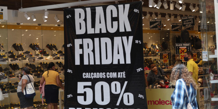 Especialistas revelam o método de pagamento que pode salvar seu bolso na Black Friday