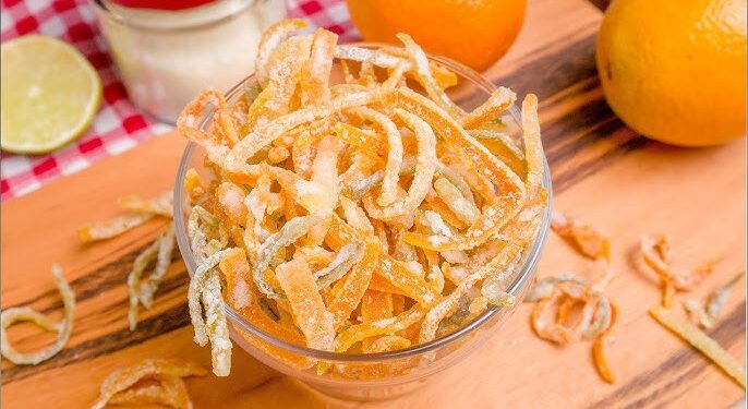 Triturar cascas de laranja com sal: por que recomendam fazer isso e para que serve