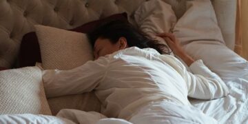 Especialistas alertam: se você dorme nessa posição, pode dar adeus à sua coluna