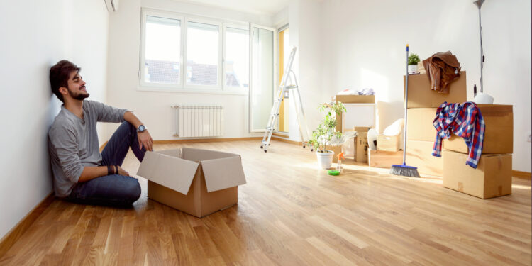 Está morando sozinho? Governo pode te pagar R$ 600 por isso