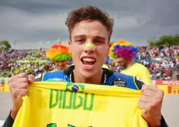 Brasileiros acordam com anúncio de campeão do mundo e clima é de festa