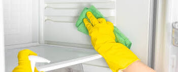 Não limpe a geladeira apenas quando está suja, isso é um erro: com que frequência você deve fazer