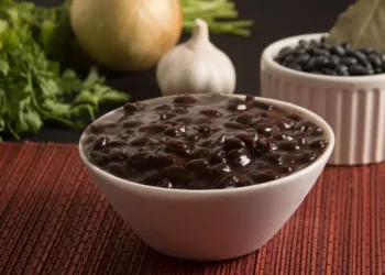 Alimento preto ajuda na perda de peso e ainda "limpa" o açúcar no sangue