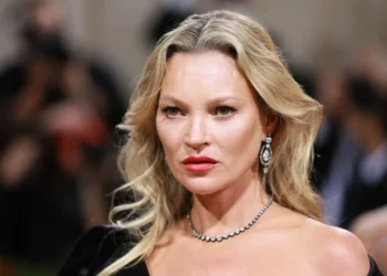 Ela tem 51 anos, 1,70m de altura, e foi eleita como a mulher mais bonita do mundo