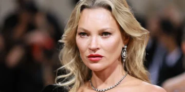 Ela tem 51 anos, 1,70m de altura, e foi eleita como a mulher mais bonita do mundo