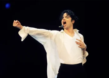 Após anos de teorias, Michael Jackson “reaparece” e deixa os fãs em choque