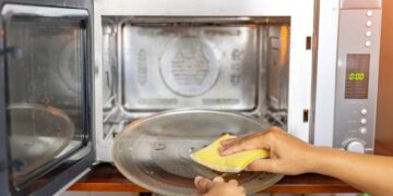 Micro-ondas sujo? 5 minutos com apenas esses 2 ingredientes e ele fica limpo e cheiroso