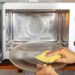 Micro-ondas sujo? 5 minutos com apenas esses 2 ingredientes e ele fica limpo e cheiroso