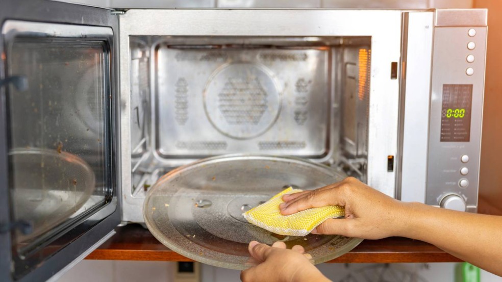 Micro-ondas sujo? 5 minutos com apenas 2 ingredientes e ele fica limpo e cheiroso