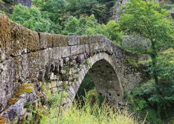 Monumento erguido na Idade Média tem mais de 13 metros e foi "criado pelo diabo"
