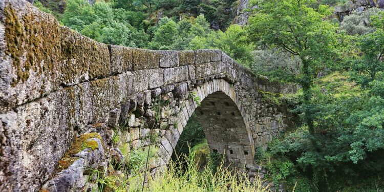 Monumento erguido na Idade Média tem mais de 13 metros e foi "criado pelo diabo"
