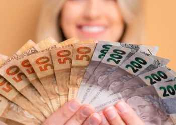 Quanto é preciso ganhar para ser considerado rico, de acordo com a classificação oficial do Brasil?