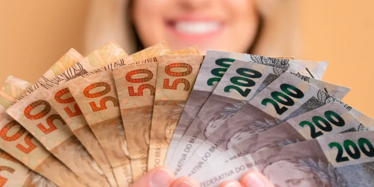 Quanto é preciso ganhar para ser considerado rico, de acordo com a classificação oficial do Brasil?