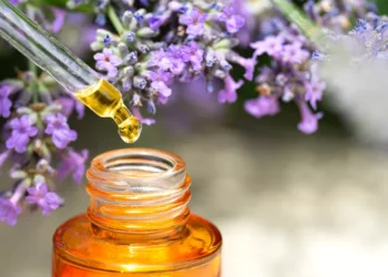 Simples e barata: a mistura de duas gotas no balde que deixa a casa cheirosa por dias