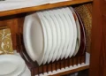 Adeus aos pratos empilhados na cozinha: o novo invento que organiza e decora ao mesmo tempo