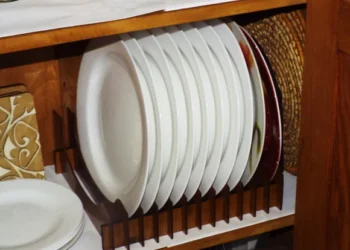 Adeus aos pratos empilhados na cozinha: o novo invento que organiza e decora ao mesmo tempo