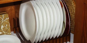 Adeus aos pratos empilhados na cozinha: o novo invento que organiza e decora ao mesmo tempo