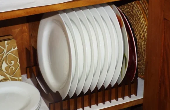 Adeus aos pratos empilhados na cozinha: o novo invento que organiza e decora ao mesmo tempo
