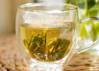 Bebeu demais? Esse chá é perfeito para tomar de manhã e desintoxicar o fígado