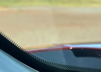 Não é por estética: por que os veículos têm pontos pretos nas janelas