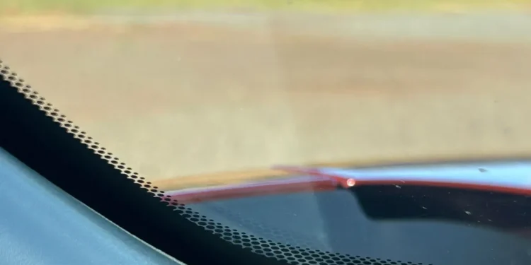 Não é por estética: por que os veículos têm pontos pretos nas janelas