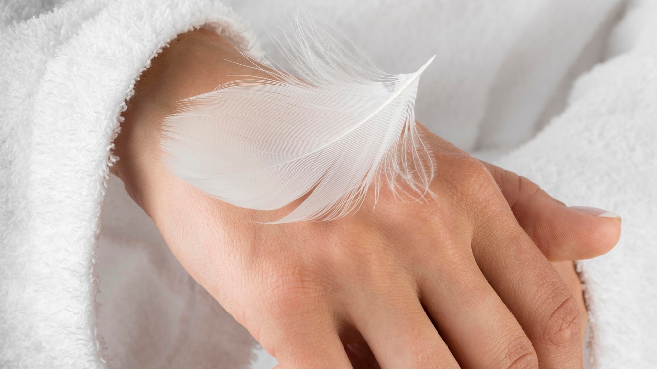 Por que você deveria colocar uma pena debaixo do travesseiro, segundo as crenças populares