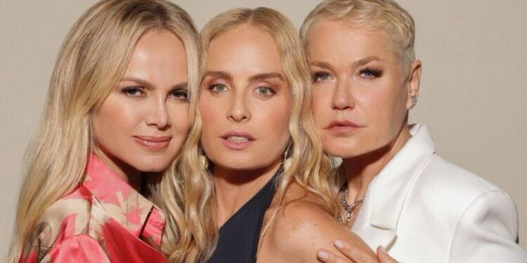 Em outubro de 2025, a EPR Via Mineira deu início a testes com radares de velocidade média na BR-040, um trecho movimentado entre Belo Horizonte e Juiz de Fora, abrangendo os quilômetros 545 a 551. Este sistema promete uma mudança significativa na fiscalização de trânsito, calculando a velocidade média dos veículos entre dois pontos para promover uma condução mais uniforme e segura. A iniciativa é uma resposta direta aos altos índices de acidentes causados por excesso de velocidade, registrados pela Polícia Rodoviária Federal. A tecnologia compara o tempo de percorrimento entre duas localidades, alertando motoristas que ultrapassam o limite de 100 km/h. Atualmente, o sistema está em fase educativa, e não há emissão de multas. No entanto, para sua aplicação efetiva, é necessário obter homologação do Inmetro e regulamentação pelo Congresso, previstas para 2025. Impacto Potencial da Iniciativa A implementação de radares de velocidade média visa reduzir acidentes associados a acelerações e frenagens bruscas, um comportamento comum frente a radares convencionais. Dados preliminares dos testes revelam que em apenas 10 dias, mais de 300 veículos foram flagrados acima do limite de velocidade permitido. Espera-se que, com a aprovação e adoção total dessa tecnologia, haja uma significativa queda no número de infrações e colisões. Estudos internacionais reforçam esse potencial. Países como Suécia, França e Itália já demonstraram reduções substanciais nas taxas de acidentes e fatalidades com o uso desses sistemas. No Brasil, sem dúvida, a introdução enfrenta desafios políticos e técnicos que devem ser superados antes de sua implementação legal. Pesquisa e Desenvolvimento em Andamento Os testes na BR-040, proximamente a Belo Horizonte, marcam um aumento significativo no foco sobre radares de velocidade média. Embora já utilizados em São Paulo e Curitiba para fins educativos, é o processo de regulamentação que ainda limita seu uso como meio de fiscalização. O Inmetro examina atualmente os equipamentos com previsão de homologação para o próximo ano. A expectativa é que, com a conclusão desses estudos, a segurança viária nacional seja beneficiada pela adoção desses equipamentos, dados os exemplos internacionais de sucesso. Expectativas Futuras e Próximos Passos Com regulamentação aprovada, espera-se não só a diminuição das autuações por excesso de velocidade, mas também das taxas de acidentes e mortes nas estradas brasileiras. Enquanto essa fase não se concretiza, a BR-040 continua a servir como laboratório fundamental para coleta de dados que possa auxiliar na implementação mais abrangente no futuro. Radares de velocidade média na BR-040 são um passo à frente no compromisso com a segurança viária do país. Se bem-sucedido, esse projeto poderá estabelecer um novo padrão para a fiscalização de velocidade, consolidando práticas mais seguras nas estradas e reduzindo infrações consideráveis. Em resumo, a via para uma fiscalização mais eficiente está pavimentada com iniciativas como essas, que espelham práticas internacionais bem-sucedidas, com o objetivo de minimizar fatalidades e otimizar a condução segura para todos. A conclusão dos testes, homologação e regulamentação são passos decisivos para a transformação real dos padrões atuais de controle de velocidade no Brasil.