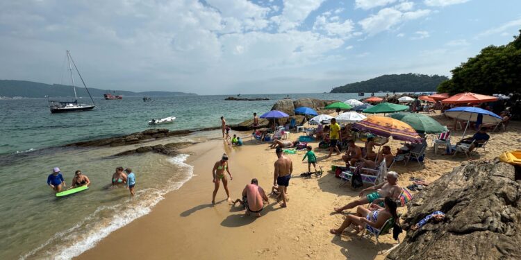 Taxa acima de R$ 190 será cobrada de brasileiros que quiserem ir à praia