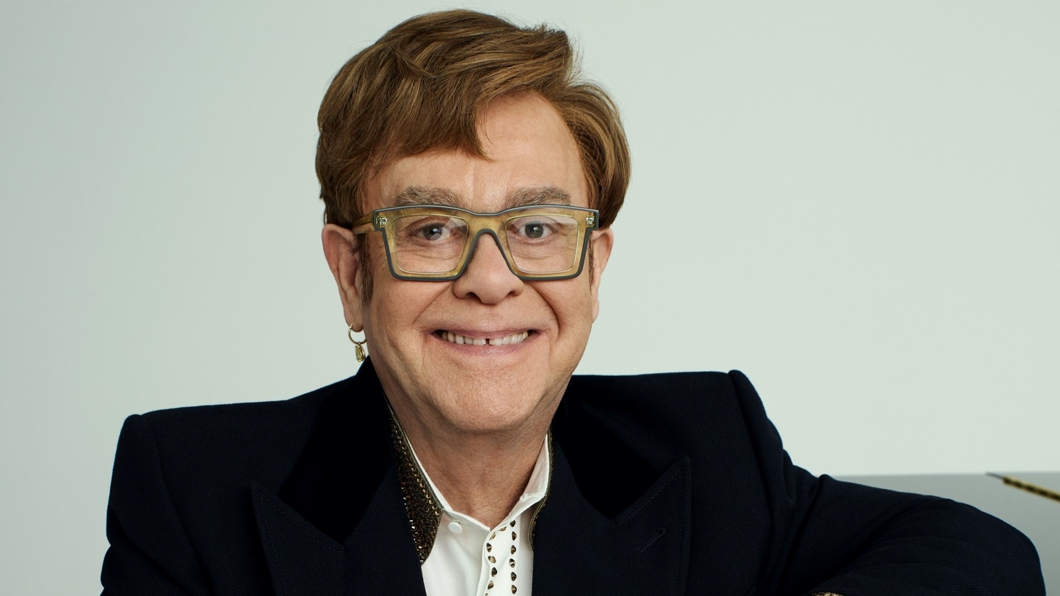 O problema de saúde que quase fez Elton John perder a visão para sempre