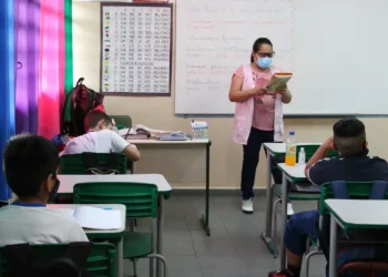 Benefício criado pelo Ministério da Educação oferece mais de R$ 2.000 para quem é professor no Brasil