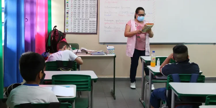 Benefício criado pelo Ministério da Educação oferece mais de R$ 2.000 para quem é professor no Brasil