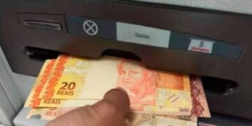 Benefício libera mais de R$ 2 mil para brasileiros que atenderem aos requisitos: confira como pedir