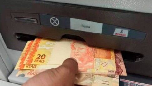 Benefício libera mais de R$ 2 mil para brasileiros que atenderem aos requisitos: confira como pedir