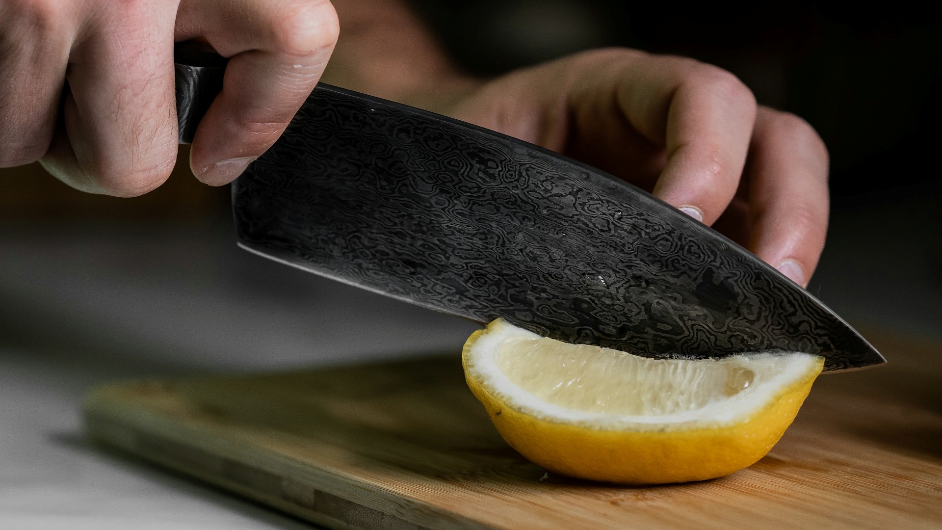 Sem pedra nem afiador: esse truque mostra como afiar a faca de forma rápida e fácil com objeto comum da cozinha