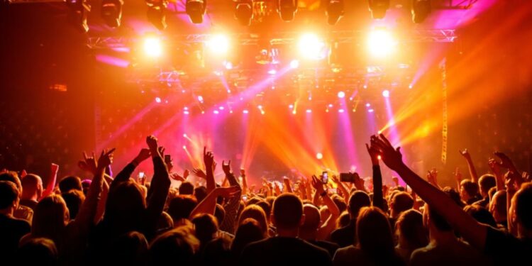 Depois de Lady Gaga no Rio, outro fenômeno da música confirma a data de show gratuito no Brasil