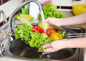 Nem todos sabem — mas existe uma maneira certa de lavar as verduras para evitar doenças