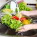 Nem todos sabem — mas existe uma maneira certa de lavar as verduras para evitar doenças