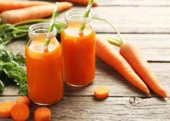 Para tomar de manhã: bebida simples e barata pode deixar seus olhos mais saudáveis e o cabelo mais bonito