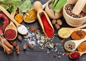 Tempero com cheiro forte é o terror dos insetos e você já tem aí na sua cozinha: basta colocar nas portas e janelas