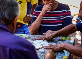 Atividade simples e divertida, feita no sofá de casa, pode aumentar o tempo de vida dos idosos