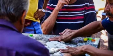 Atividade simples e divertida, feita no sofá de casa, pode aumentar o tempo de vida dos idosos