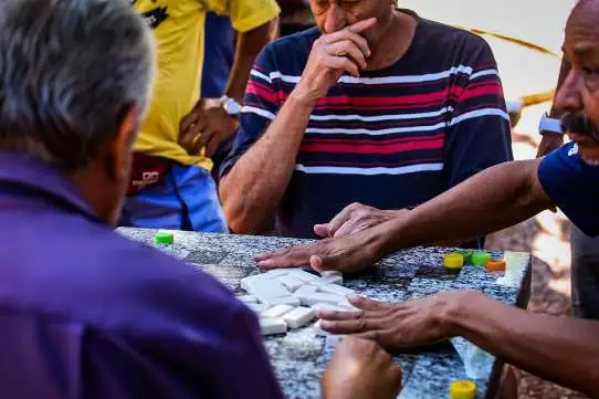 Atividade simples e divertida, feita no sofá de casa, pode aumentar o tempo de vida dos idosos