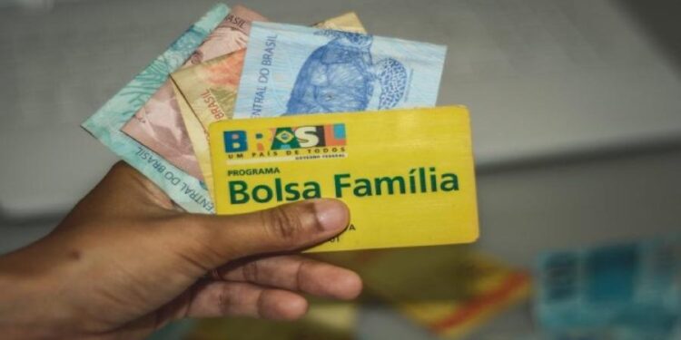 Alerta para beneficiários: Bolsa Família pode despencar para R$ 300 com essa mudança