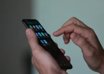 Perigo no bolso: estas funções estão fritando seu celular sem você notar