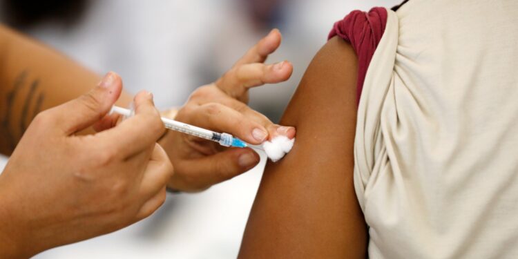 Nova vacina feita no Brasil será aplicada entre pessoas de 2 a 59 anos já em 2026
