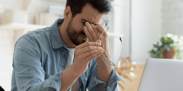 Tenho mais de 40 anos e tenho dificuldade para enxergar: é normal ou devo consultar um médico?