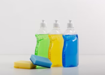 Colocar detergente no congelador: funciona mesmo na limpeza ou é fake news?