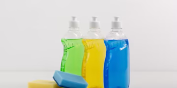 Colocar detergente no congelador: funciona mesmo na limpeza ou é fake news?
