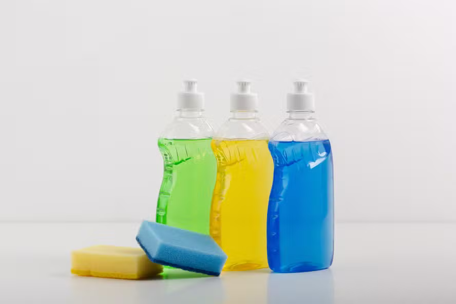 Colocar detergente no congelador: funciona mesmo na limpeza ou é fake news?