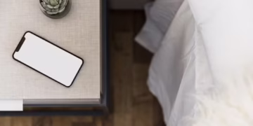 O que significa dormir com o celular ao lado da cama, segundo a psicologia